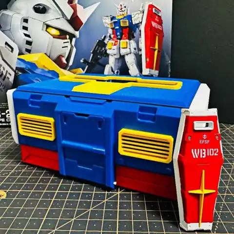 Mecha-Sortiment aus Taschentuchboxen und Handyhaltern — Gundam