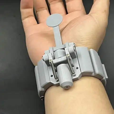 Spinnenheld-Handgelenkwerfer als Requisite